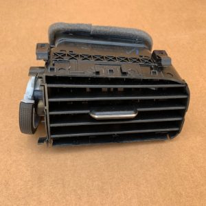 Grila ventilatie dreapta VW Jetta 2017 5C6819704B 5C6 819 704 B - Dezmembrari Auto