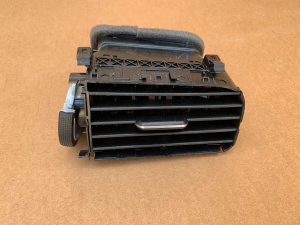 Grila ventilatie dreapta VW Jetta 2017 5C6819704B 5C6 819 704 B - Dezmembrari Auto