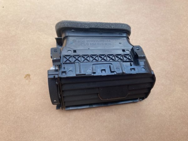 Grila ventilatie dreapta VW Jetta 2017 5C6819704B 5C6 819 704 B la 0 km - Dezmembrari Auto