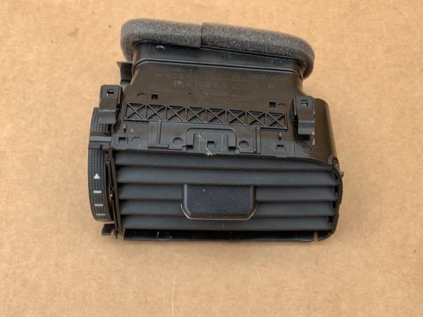 Grila ventilatie dreapta VW Jetta 2017 5C6819704B 5C6 819 704 B - Dezmembrari Auto