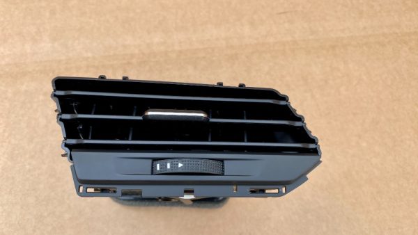 Grila ventilatie dreapta VW Touran 2017 5TB819704 5TB 819 704 - Dezmembrari Auto