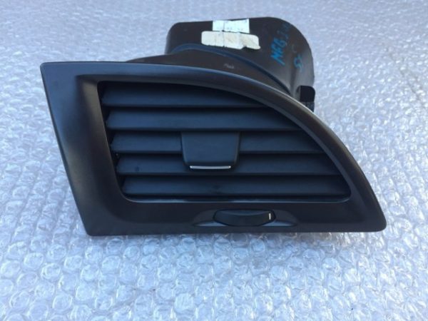 Grila ventilatie stanga Renault Megane 3 2012 - Dezmembrari Auto