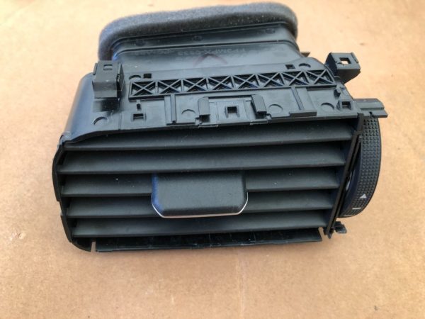 Grila ventilatie stanga VW Jetta 2016 5C6819703B 5C6 819 703 B - Dezmembrari Auto