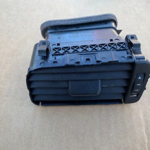 Grila ventilatie stanga VW Jetta 2017 5C6819703B 5C6 819 703 B - Dezmembrari Auto