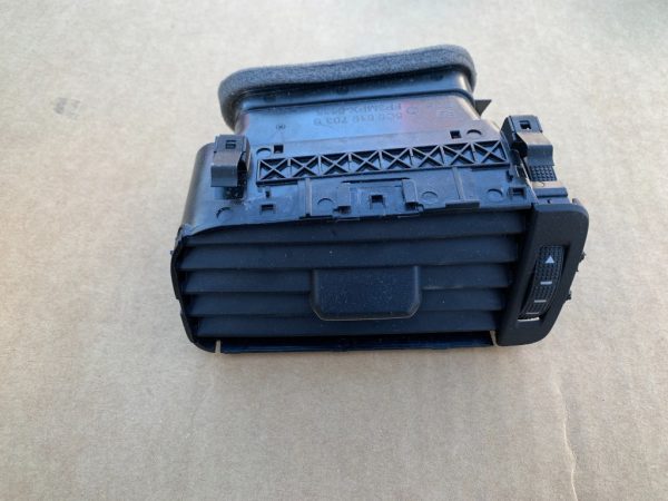 Grila ventilatie stanga VW Jetta 2017 5C6819703B 5C6 819 703 B - Dezmembrari Auto