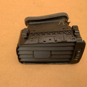 Grila ventilatie stanga VW Jetta 2017 5C6819703B 5C6 819 703 B la 0 km - Dezmembrari Auto