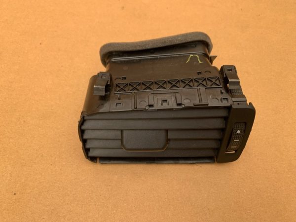 Grila ventilatie stanga VW Jetta 2017 5C6819703B 5C6 819 703 B la 0 km - Dezmembrari Auto