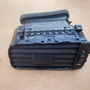 Grila ventilatie stanga VW Jetta 2017 5C6819703B 5C6 819 703 B la 0 km - Dezmembrari Auto