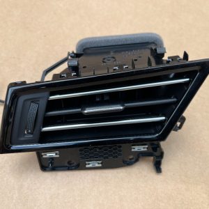 Grila ventilatie stanga VW Passat B8.5 din 2023 la 0 km 3G1819701 3G1 819 701 - Dezmembrari Auto