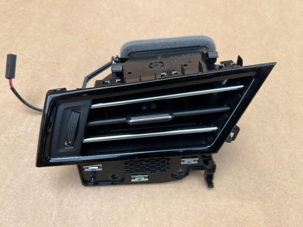 Grila ventilatie stanga VW Passat B8.5 din 2023 la 0 km 3G1819701 3G1 819 701 - Dezmembrari Auto