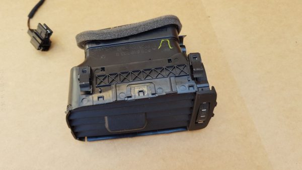 Grila ventilatie VW Jetta 2016 5C6819703B 5C6 819 703 B - Dezmembrari Auto