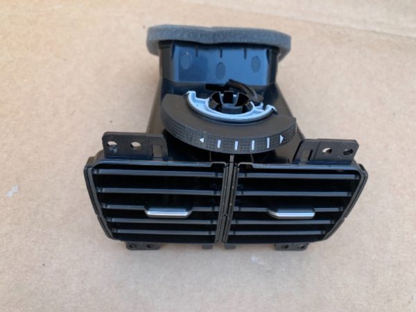 Grila ventilatie spate cotiera VW Golf 7 2016 5G0819203 5G0 819 203 la 0 km - Dezmembrari Auto