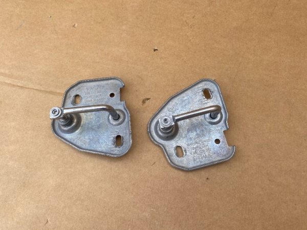 Incuietoare capota VW Caddy Ford Tourneo Connect 2023 3V0823186A 3V0823185A la 0 km - Dezmembrari Auto