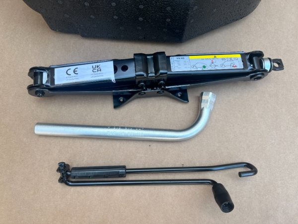 Kit cric cheie compresor roti VW Passat B8.5 variant din 2023 la 0 km - Dezmembrari Auto - imagine 3