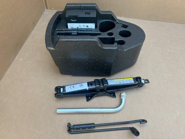 Kit cric cheie compresor roti VW Passat B8.5 variant din 2023 la 0 km - Dezmembrari Auto