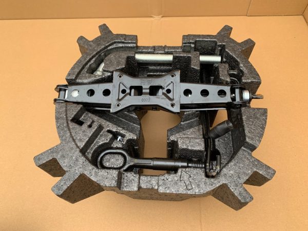 Kit cric cheie cui si suport VW Passat B8 limuzina facelift 2020 3Q0011031A 3Q0 011 031 A - Dezmembrari Auto