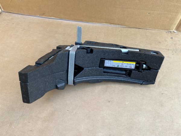 Kit cric cheie si suport VW Golf 7 hatchback 2016 5G0012115AD 5G0 012 115 AD - Dezmembrari Auto