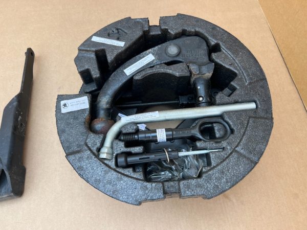 Kit cric cheie suport cui remorcare Skoda Octavia 3 variant din 2019 5E0093860B 5E0 093 860 B - Dezmembrari Auto