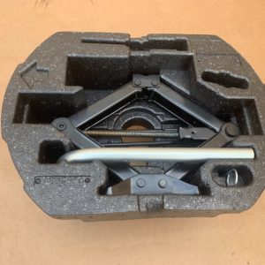 Kit cric spuma si cheie VW Jetta 2017 5C0012115J 5C0 012 115 J la 0 km - Dezmembrari Auto