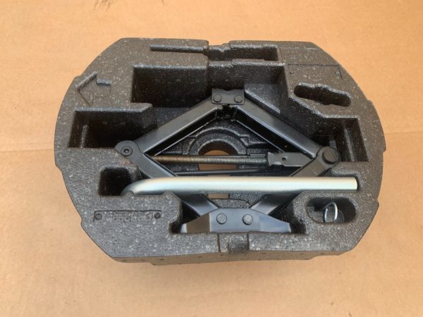 Kit cric spuma si cheie VW Jetta 2017 5C0012115J 5C0 012 115 J la 0 km - Dezmembrari Auto