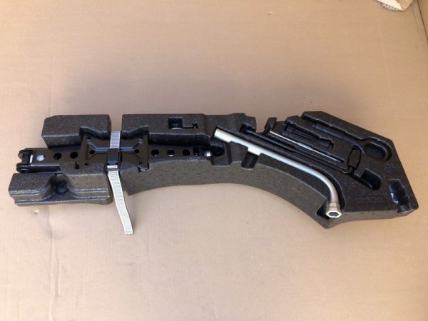 Kit pana cric cheie suport surubelnita cui tractare VW Passat B8 - Dezmembrari Auto