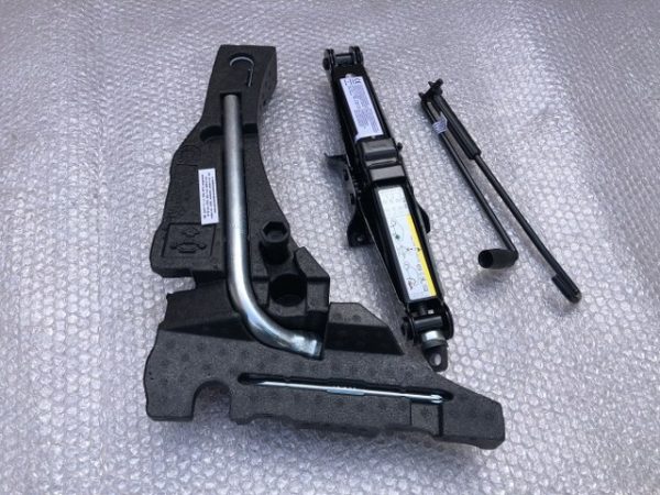 Kit roata de rezerva VW Golf 7 hatckback 2018 5Q0 011 031 E 5Q0011031E - Dezmembrari Auto