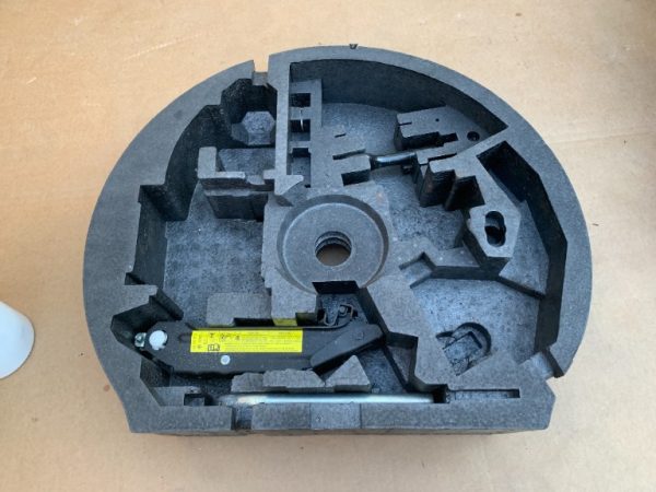 Kit spuma, cric si cheie VW Golf 5 plus 8P0012109F 8P0 012 109 F - Dezmembrari Auto