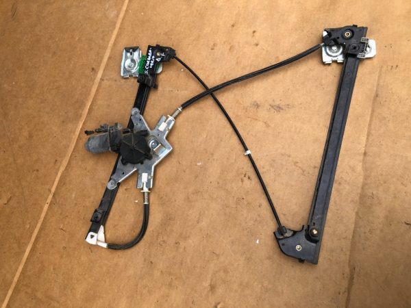 Macara electrica cu motoras dreapta fata Seat Cordoba 2001 - Dezmembrari Auto