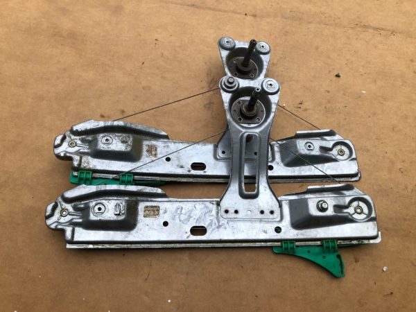 Macara manuala geam dreapta spate Opel Astra J combi - Dezmembrari Auto