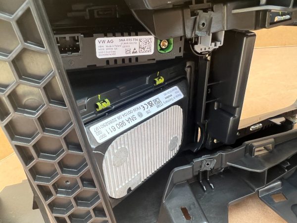 Modul incarcare telefon wi-fi VW Caddy din 2023 5NA980611 5NA 980 611 la 0 km - Dezmembrari Auto