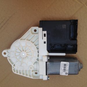 Motoras cu modul dreapta fata VW Passat CC 3C0959792A - Dezmembrari Auto