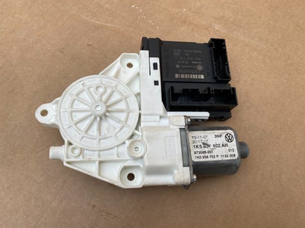 Motoras geam dreapta fata VW Golf 5 1K5837402AH 1K5 837 402 AH 1K0959792L 1K0 959 792 L - Dezmembrari Auto