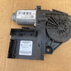 Motoras geam dreapta fata VW Golf 6 5K0959702B 5K0 959 702 B 5K0959792 5K0 959 792 - Dezmembrari Auto