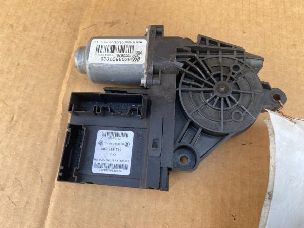 Motoras geam dreapta fata VW Golf 6 5K0959792 5K0 959 792 5k0959702b 5k0 959 702 b - Dezmembrari Auto