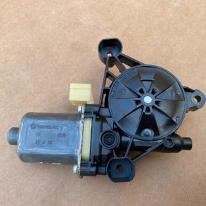 Motoras geam dreapta fata VW Golf 7 5Q0959802B 5Q0 959 802 B - Dezmembrari Auto