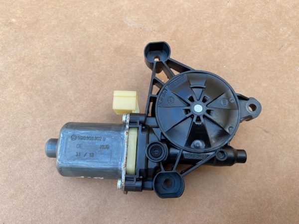 Motoras geam dreapta fata VW Golf 7 5Q0959802B 5Q0 959 802 B - Dezmembrari Auto