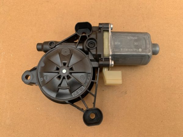 Motoras geam dreapta fata VW Golf 7 5Q0959802B 5Q0 959 802 B la 0 km - Dezmembrari Auto