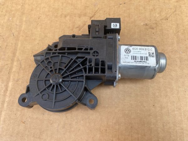 Motoras geam dreapta spate Skoda Fabia 2 6Q0959812C 6Q0 959 812 C - Dezmembrari Auto