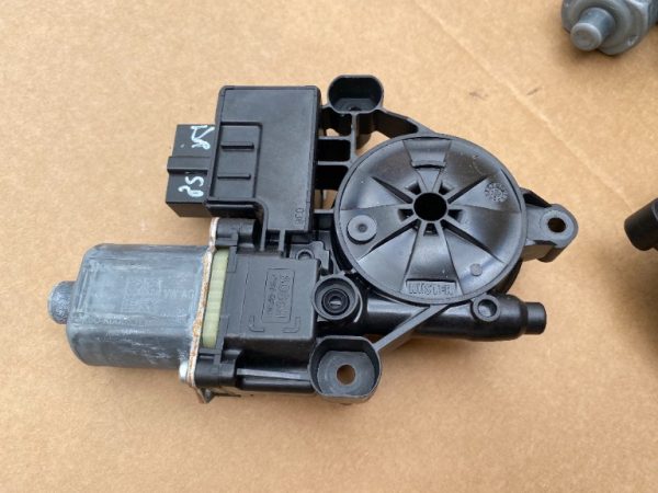 Motoras geam dreapta spate VW Golf 7 2016 5Q0959812 5Q0 959 812 la 0 km - Dezmembrari Auto