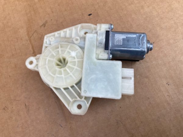 Motoras geam dreapta spate VW Passat B8 5Q4959812E 5Q4 959 812 E - Dezmembrari Auto