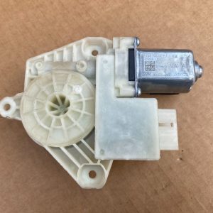 Motoras geam dreapta spate VW Passat B8 5Q4959812E 5Q4 959 812 E - Dezmembrari Auto