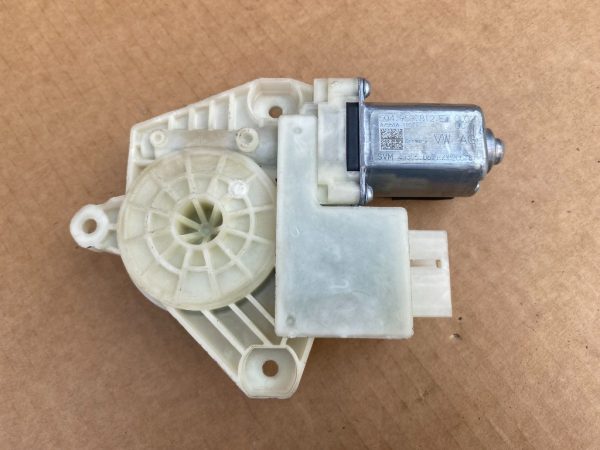 Motoras geam dreapta spate VW Passat B8 5Q4959812E 5Q4 959 812 E - Dezmembrari Auto
