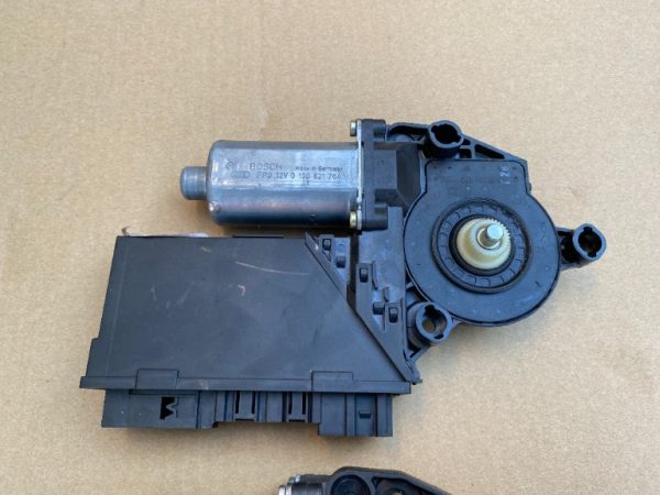 Motoras geam dreapta spate VW Touareg 7L0959794 7L0 959 794 - Dezmembrari Auto