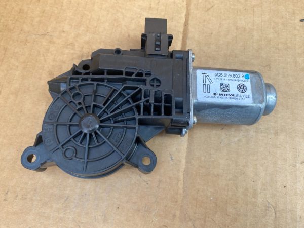 Motoras geam dreapta VW Beetle 5C5959802B 5C5 959 802 B - Dezmembrari Auto