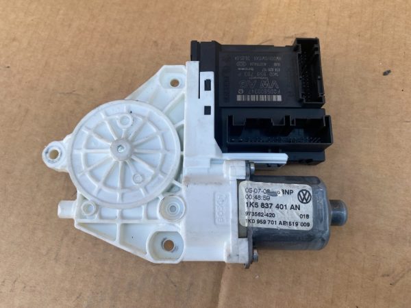 Motoras geam stanga fata VW Golf 5 1K0959793P 1K0 959 793 P 1K5837401AN 1K5 837 401 AN - Dezmembrari Auto