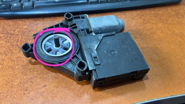 Motoras geam stanga fata VW Golf 6 5K0959793A 5K0 959 793 A 5K0959701C 5K0 959 701 C - Dezmembrari Auto - imagine 2