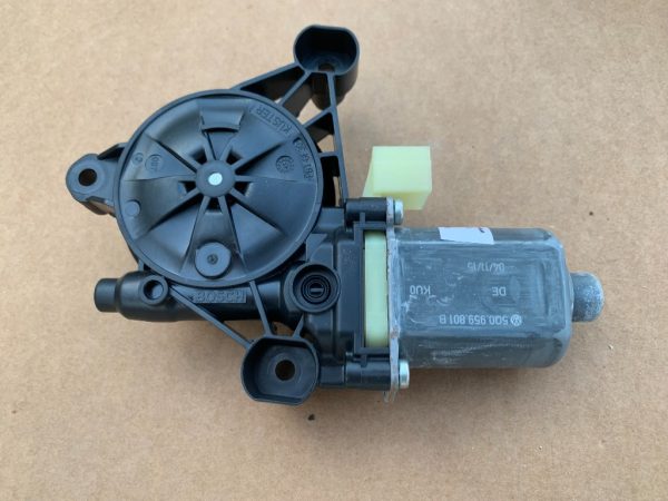 Motoras geam stanga fata VW Golf 7 2016 5Q0959801B 5Q0 959 801 B la 0 km - Dezmembrari Auto
