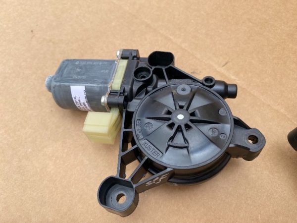 Motoras geam stanga fata VW Golf 7 2016 5Q0959801B 5Q0 959 801 B la 0 km - Dezmembrari Auto