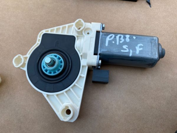 Motoras geam stanga fata VW Passat B8 5Q4959801B 5Q4 959 801 B - Dezmembrari Auto