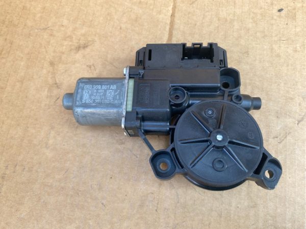 Motoras geam stanga fata VW Polo 6R 6R0959801AB 6R0 959 801 AB - Dezmembrari Auto